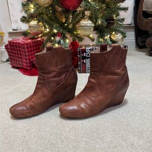 Frye Distressed Leather Carson Wedge Cognac Brown size 9